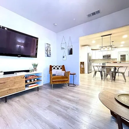 King Bed-Private Yard-Driveway Parking Villa